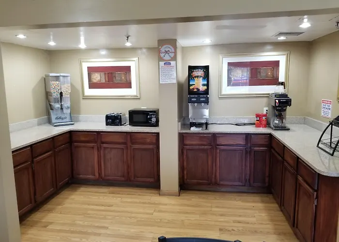 Travelodge By Wyndham Il * Lansing
