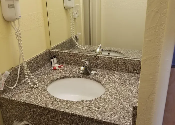 Travelodge By Wyndham Il Hotel Lansing